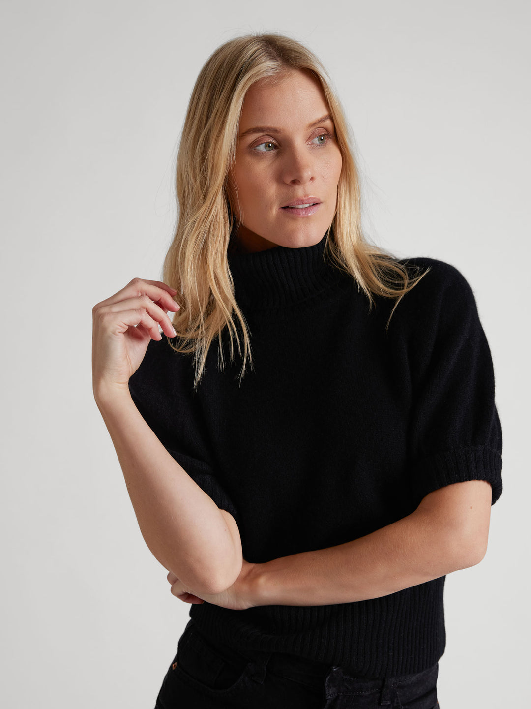 Short sleeved turtle neck cashmere sweater. Color Black. Scandinavian design by Kashmina