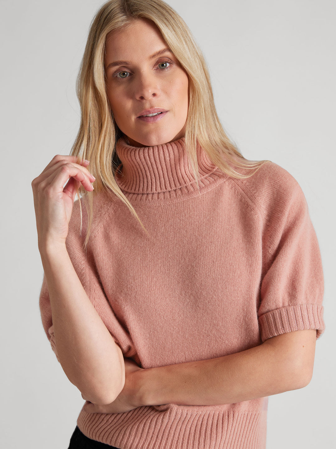 Short sleeved turtle neck cashmere sweater. Color Peachy Pink. Scandinavian design by Kashmina