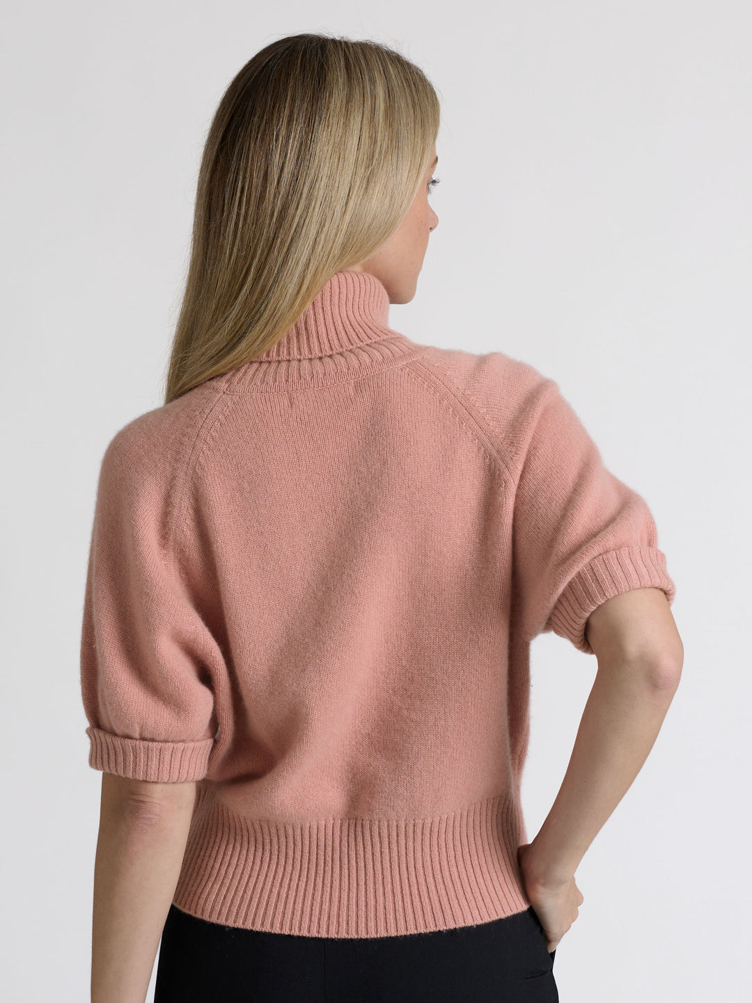 Short sleeved turtle neck cashmere sweater. Color Peachy Pink. Scandinavian design by Kashmina