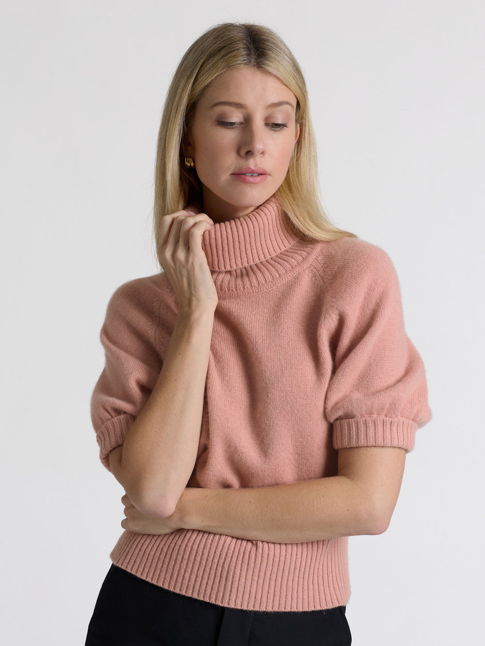 Short sleeved turtle neck cashmere sweater. Color Peachy Pink. Scandinavian design by Kashmina