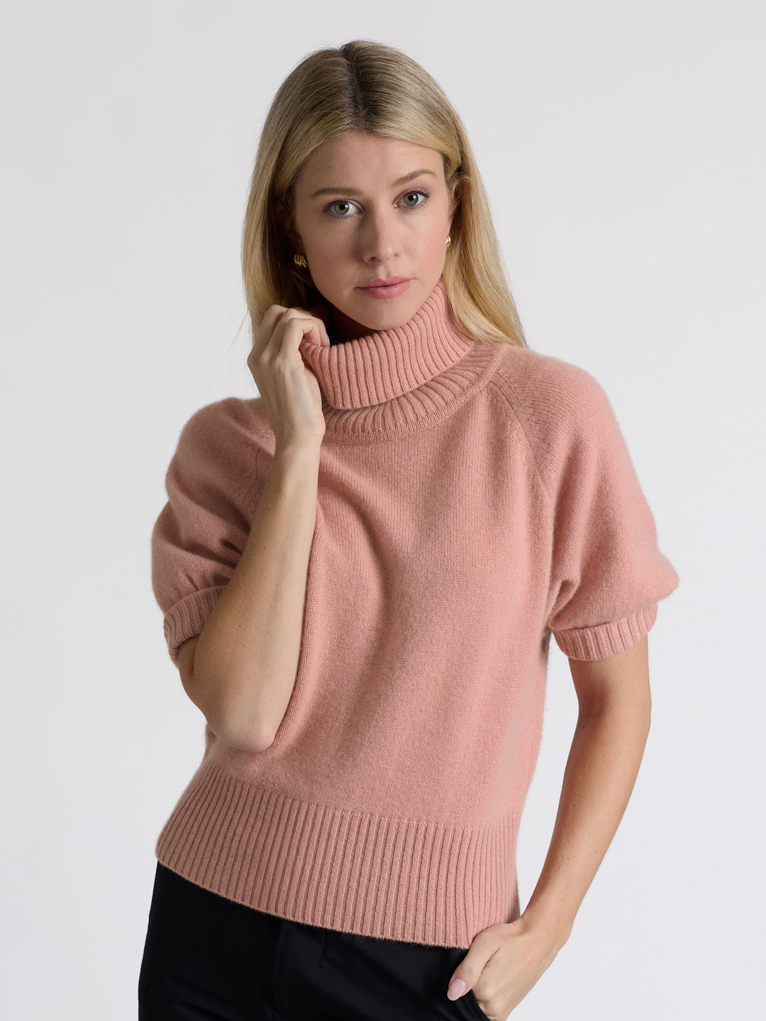 Short sleeved turtle neck cashmere sweater. Color Peachy Pink. Scandinavian design by Kashmina