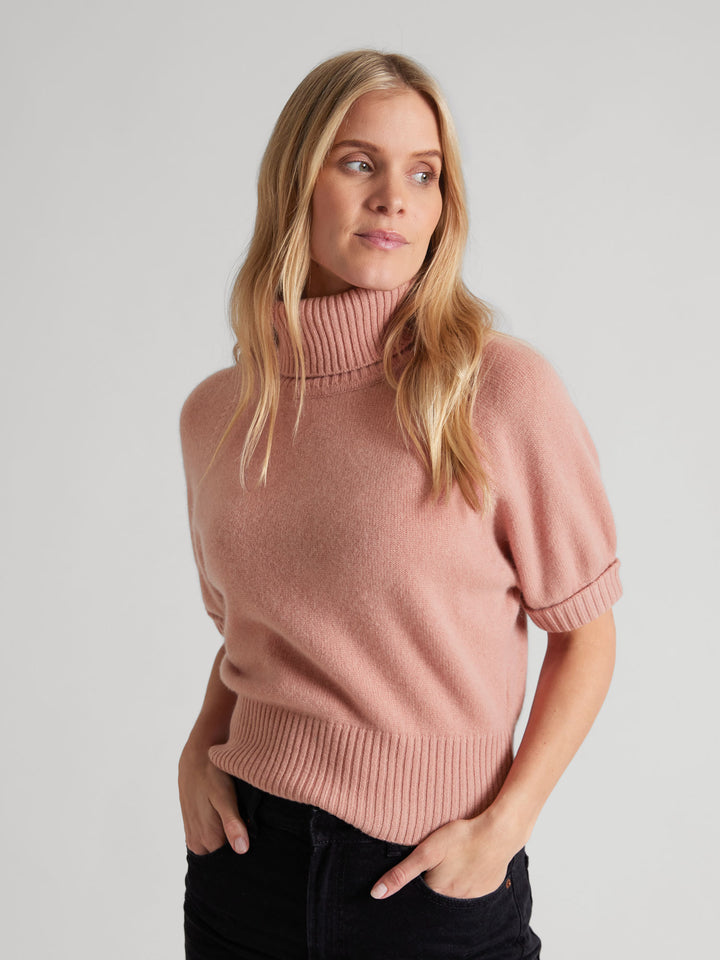 Short sleeved turtle neck cashmere sweater. Color Peachy Pink. Scandinavian design by Kashmina