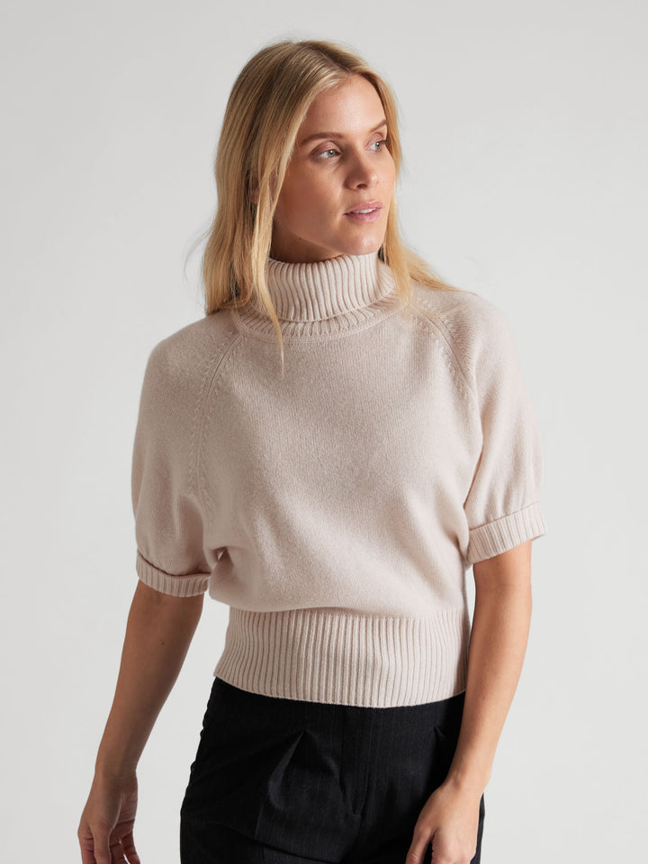 Short sleeved turtle neck cashmere sweater. Color Pearl. Scandinavian design by Kashmina