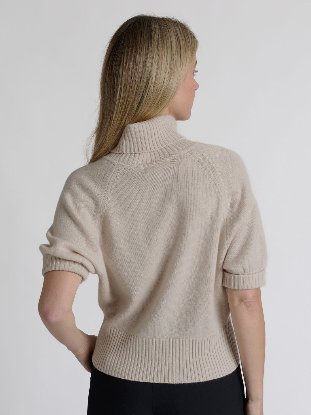Short sleeved turtle neck cashmere sweater. Color Pearl. Scandinavian design by Kashmina