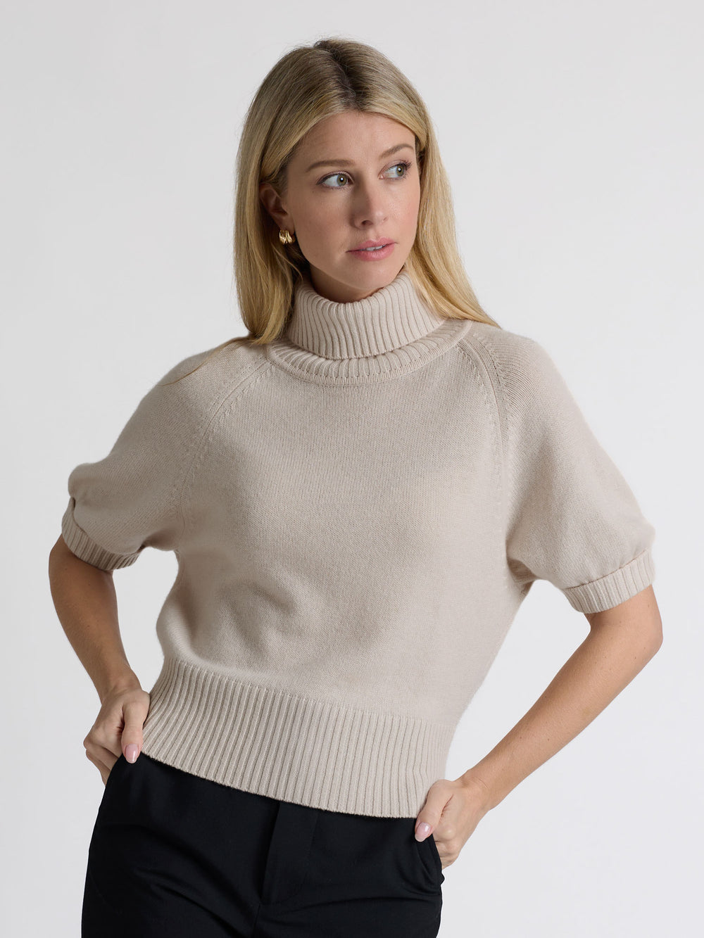 Short sleeved turtle neck cashmere sweater. Color Pearl. Scandinavian design by Kashmina