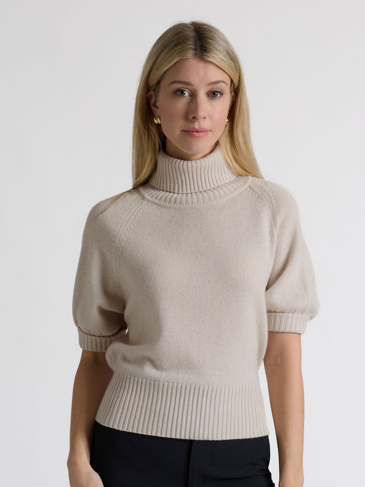 Short sleeved turtle neck cashmere sweater. Color Pearl. Scandinavian design by Kashmina
