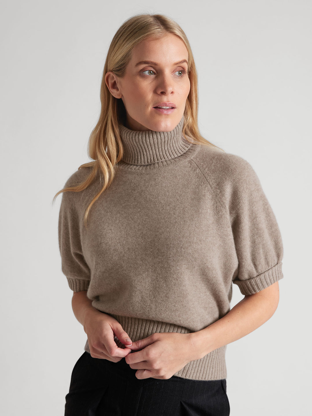 Short sleeved turtle neck cashmere sweater. Color Toast. Scandinavian design by Kashmina