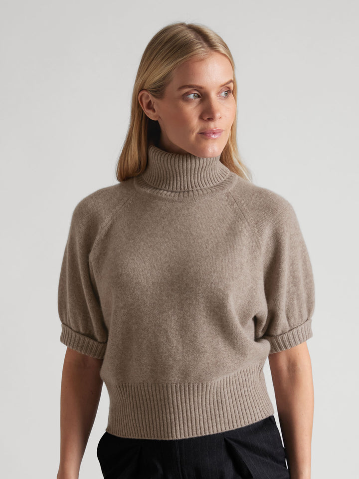 Short sleeved turtle neck cashmere sweater. Color Toast. Scandinavian design by Kashmina