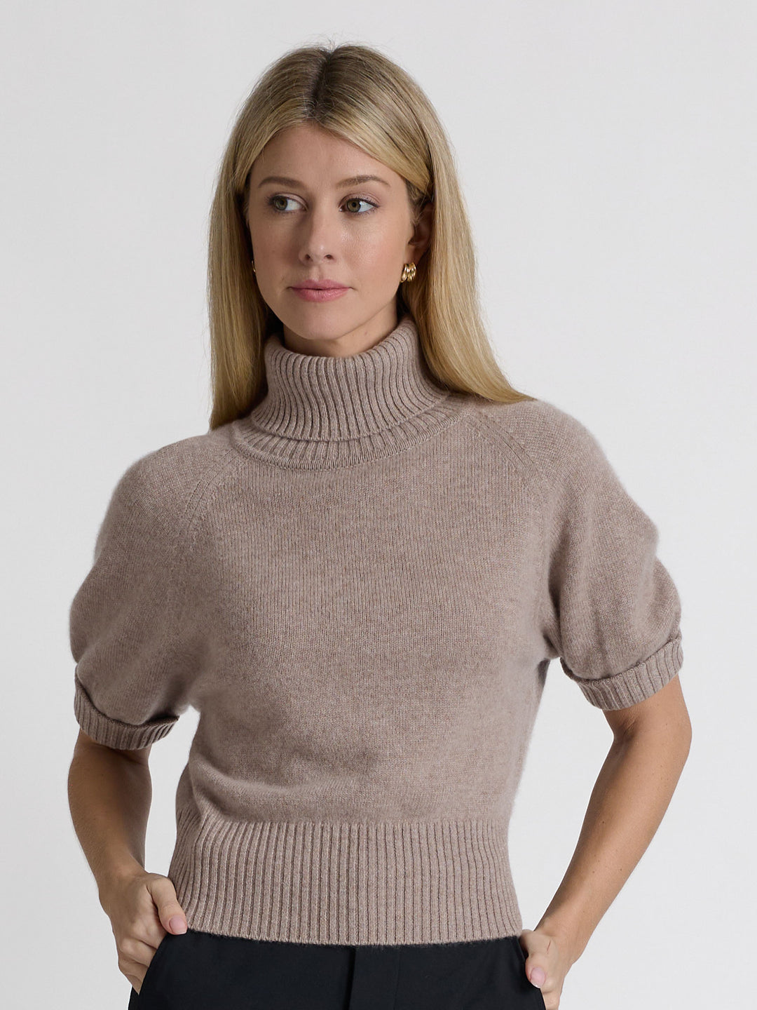 Short sleeved turtle neck cashmere sweater. Color Toast. Scandinavian design by Kashmina