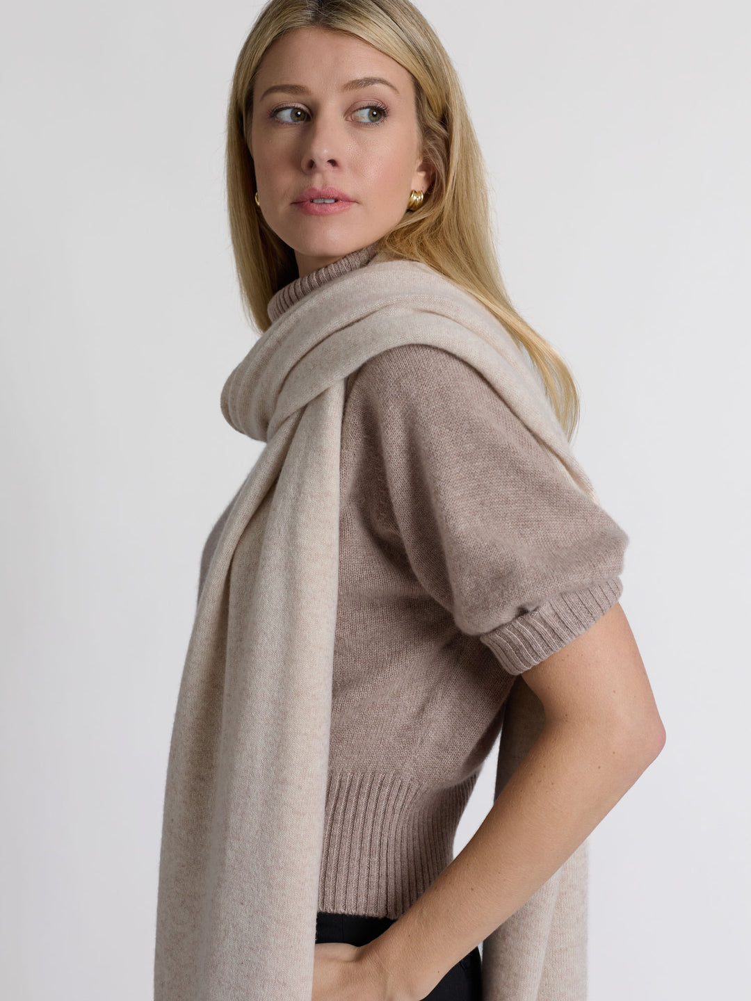 Short sleeved turtle neck cashmere sweater. Color Toast. Scandinavian design by Kashmina
