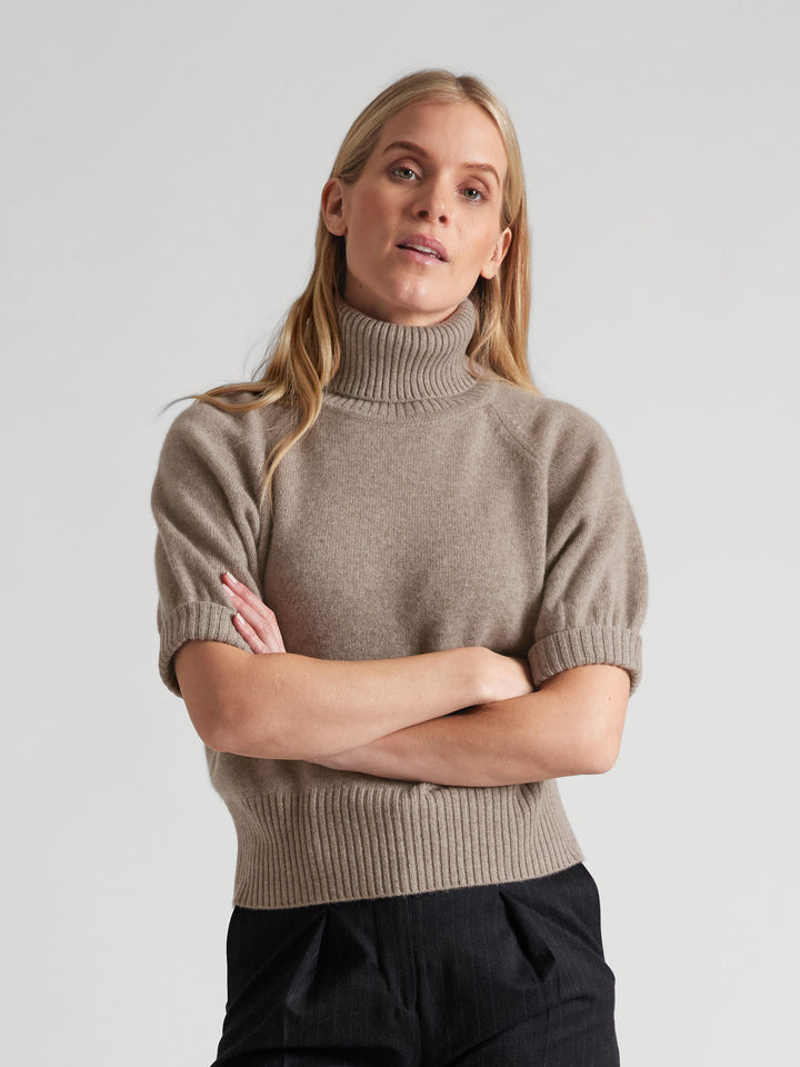 Short sleeved turtle neck cashmere sweater. Color Toast. Scandinavian design by Kashmina