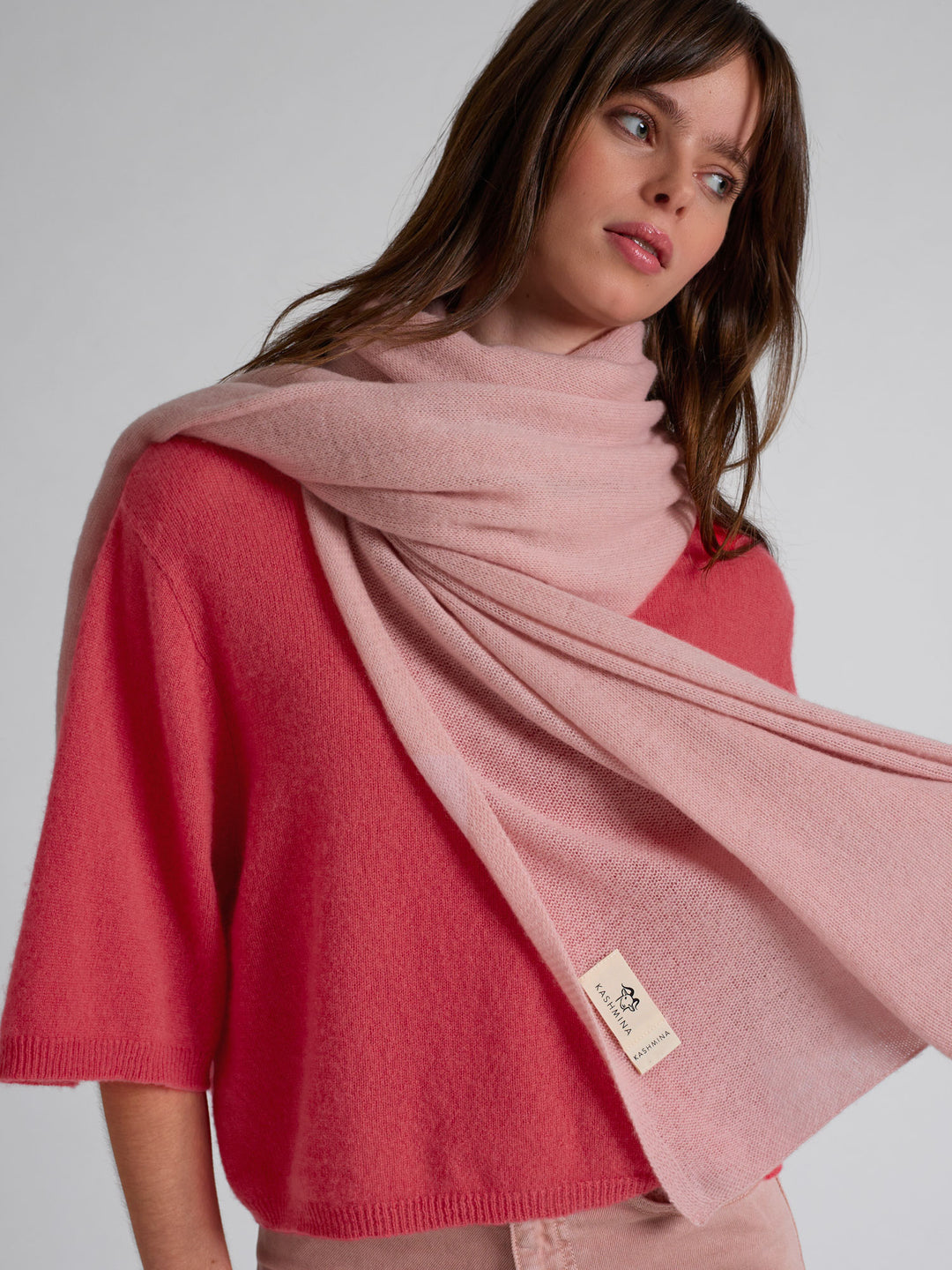 Cashmere top in 100% pure cashmere. Scandinavian design by Kashmina. Color; Coral.