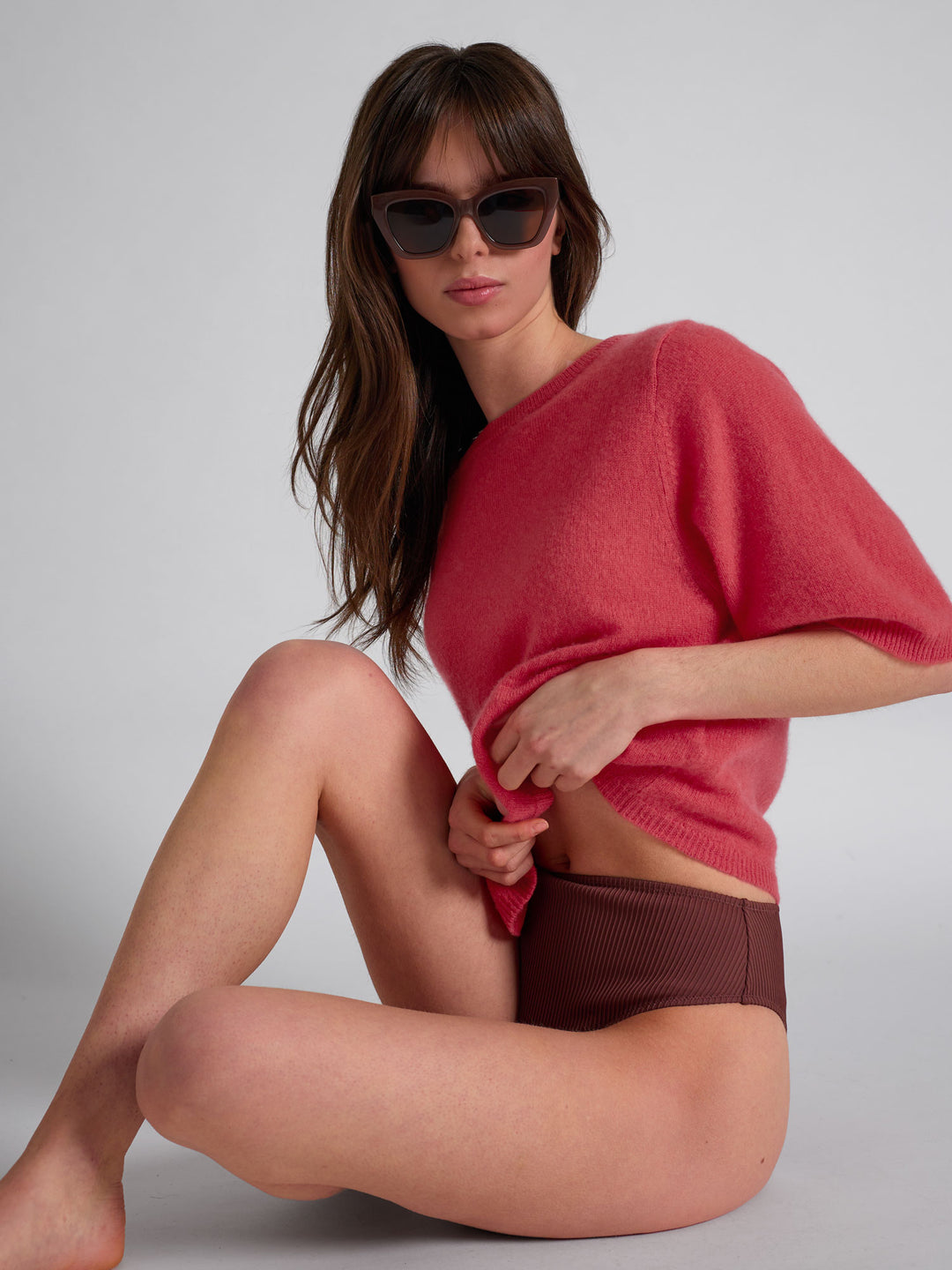 Cashmere top in 100% pure cashmere. Scandinavian design by Kashmina. Color; Coral.