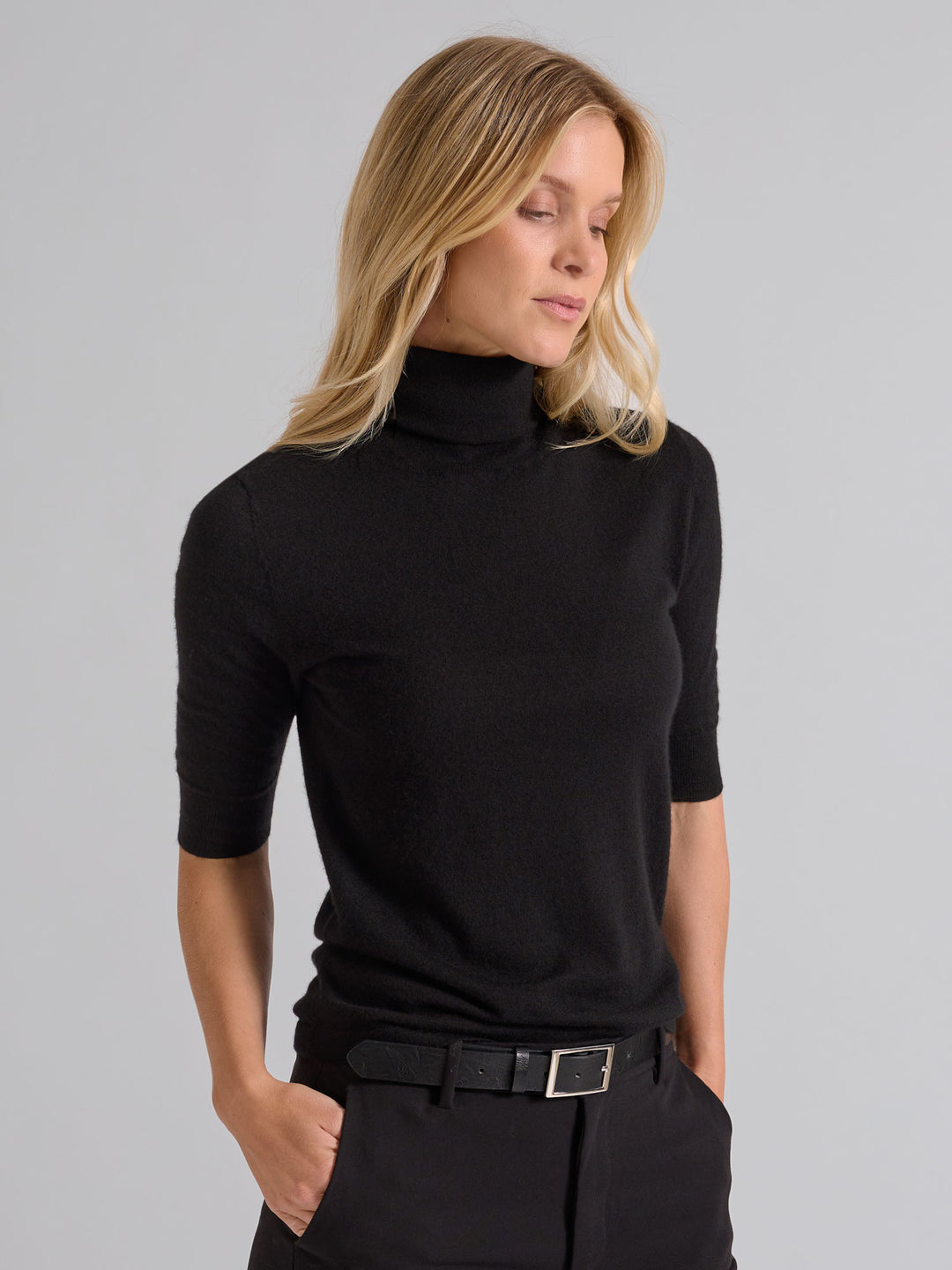 Turtleneck cashmere t-shirt "Agnes" in 100% pure cashmere. Scandinavian design by Kashina. Color: Black.
