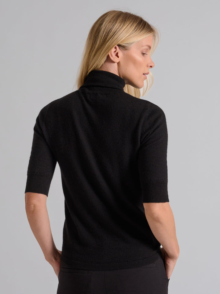 Turtleneck cashmere t-shirt "Agnes" in 100% pure cashmere. Scandinavian design by Kashina. Color: Black.