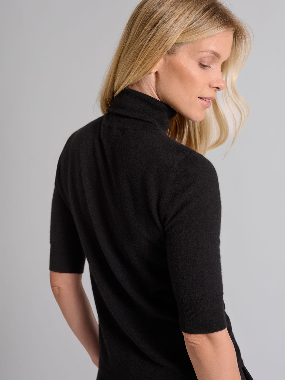 Turtleneck cashmere t-shirt "Agnes" in 100% pure cashmere. Scandinavian design by Kashina. Color: Black.