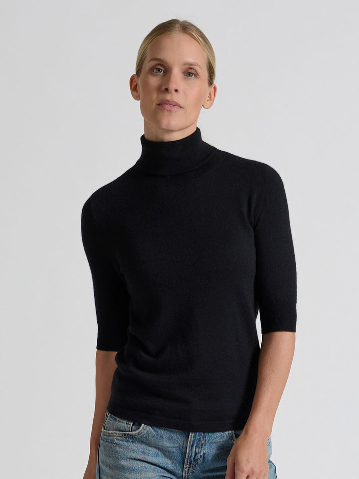 Turtleneck cashmere t-shirt "Agnes" in 100% pure cashmere. Scandinavian design by Kashina. Color: Black.