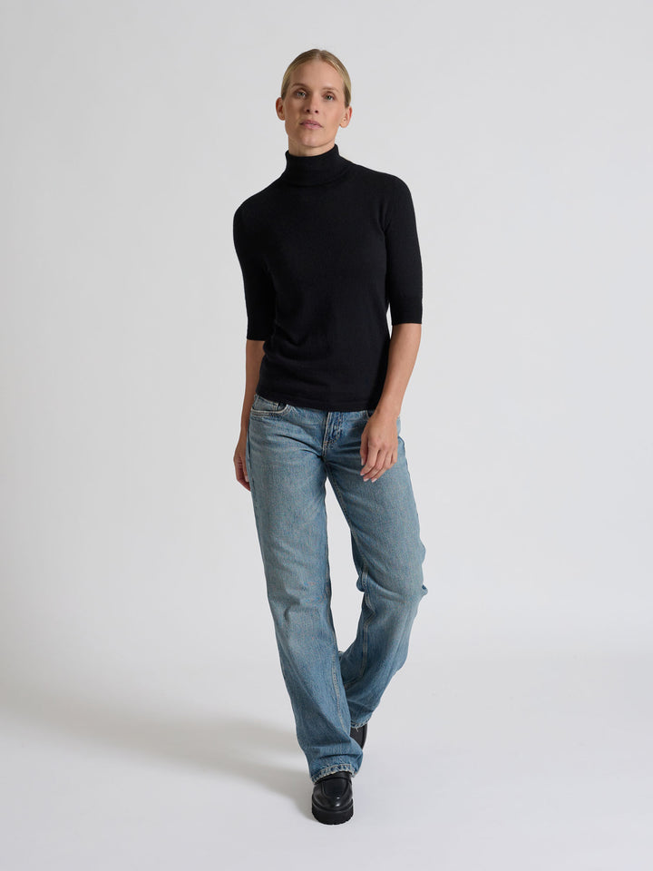 Turtleneck cashmere t-shirt "Agnes" in 100% pure cashmere. Scandinavian design by Kashina. Color: Black.