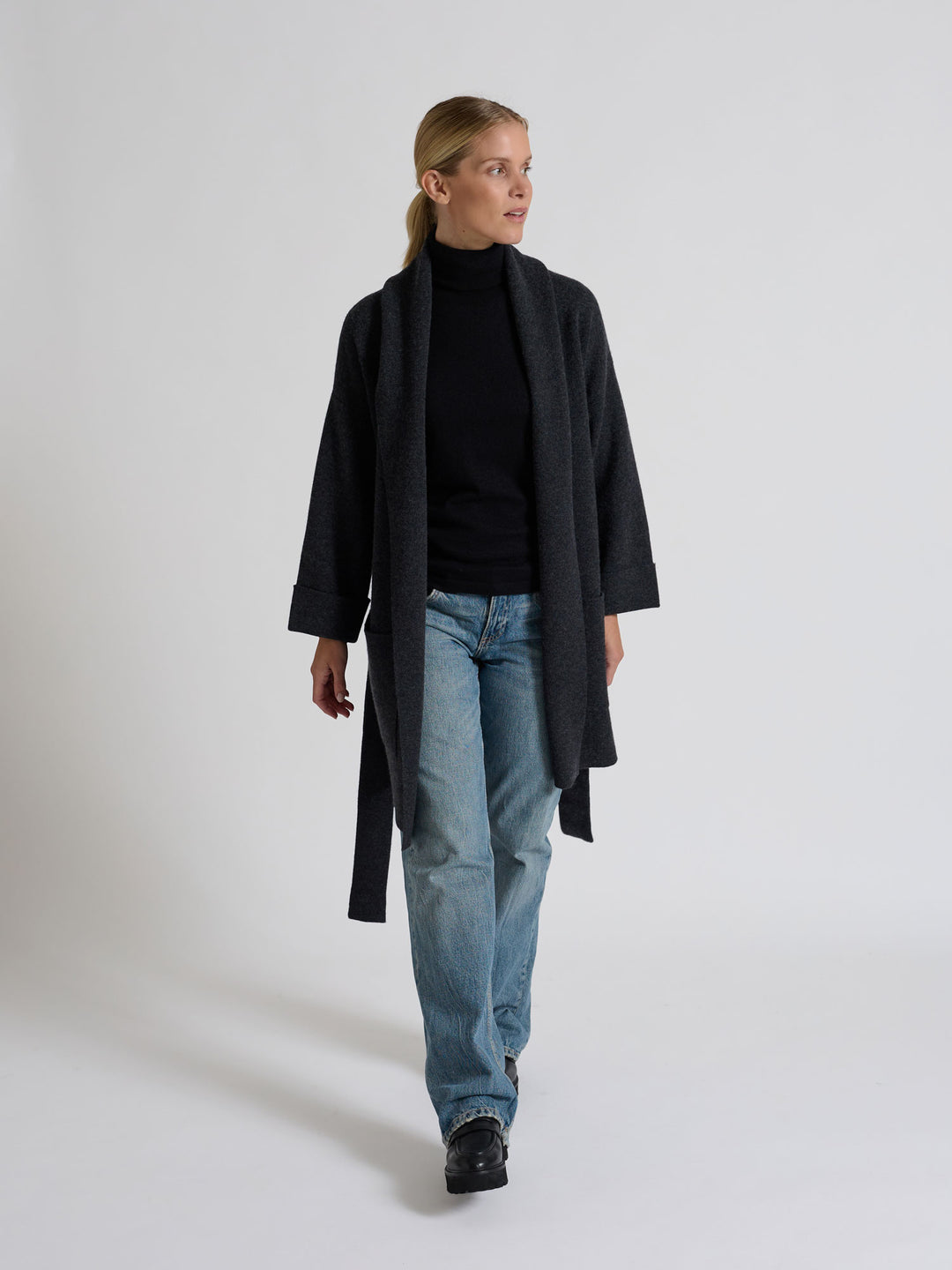 Turtleneck cashmere t-shirt "Agnes" in 100% pure cashmere. Scandinavian design by Kashina. Color: Black.