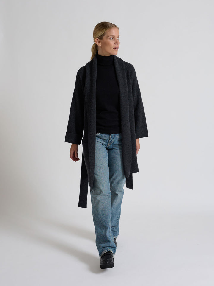 Turtleneck cashmere t-shirt "Agnes" in 100% pure cashmere. Scandinavian design by Kashina. Color: Black.