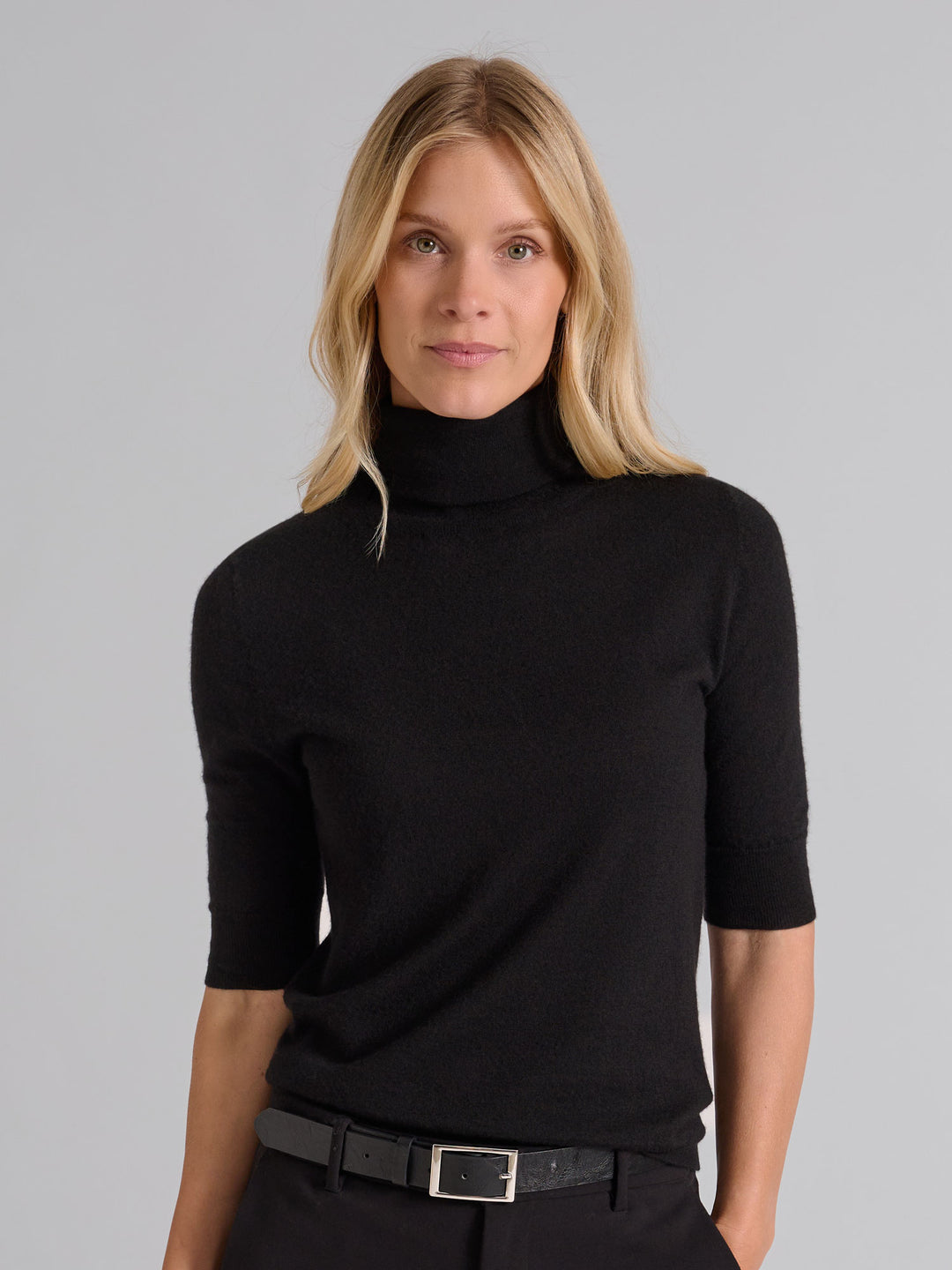 Turtleneck cashmere t-shirt "Agnes" in 100% pure cashmere. Scandinavian design by Kashina. Color: Black.