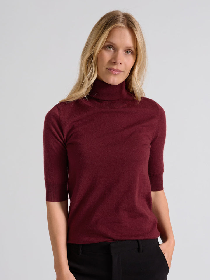 Turtleneck cashmere t-shirt "Agnes" in 100% pure cashmere. Scandinavian design by Kashina. Color: Bordeaux.