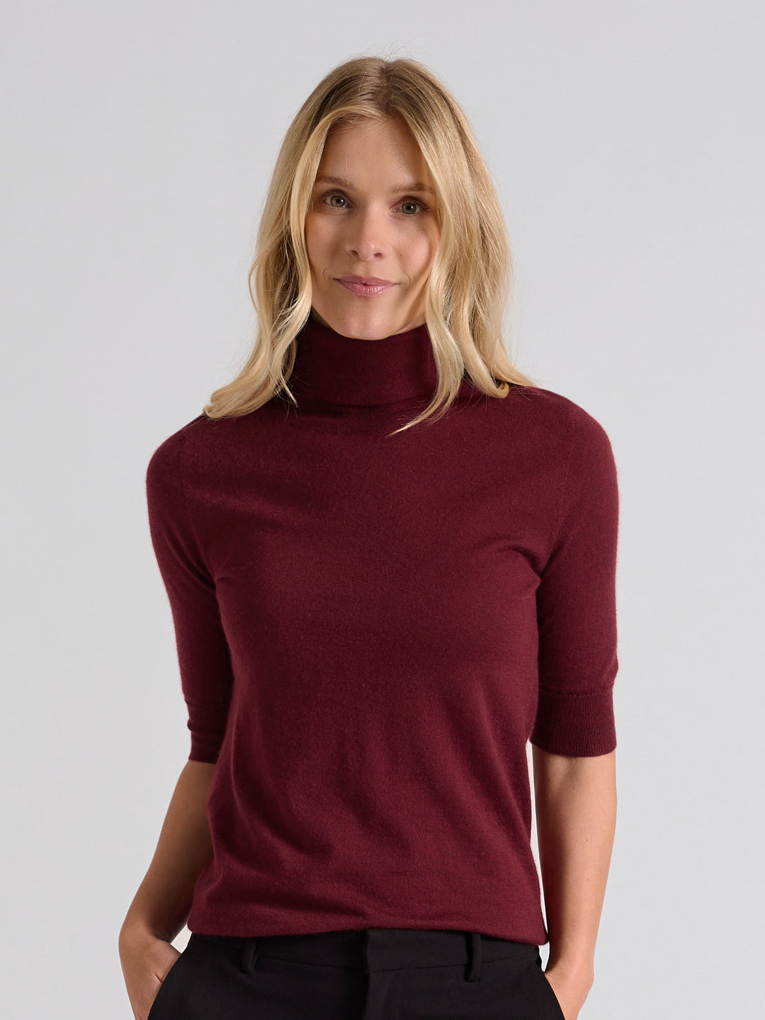 Turtleneck cashmere t-shirt "Agnes" in 100% pure cashmere. Scandinavian design by Kashina. Color: Bordeaux.