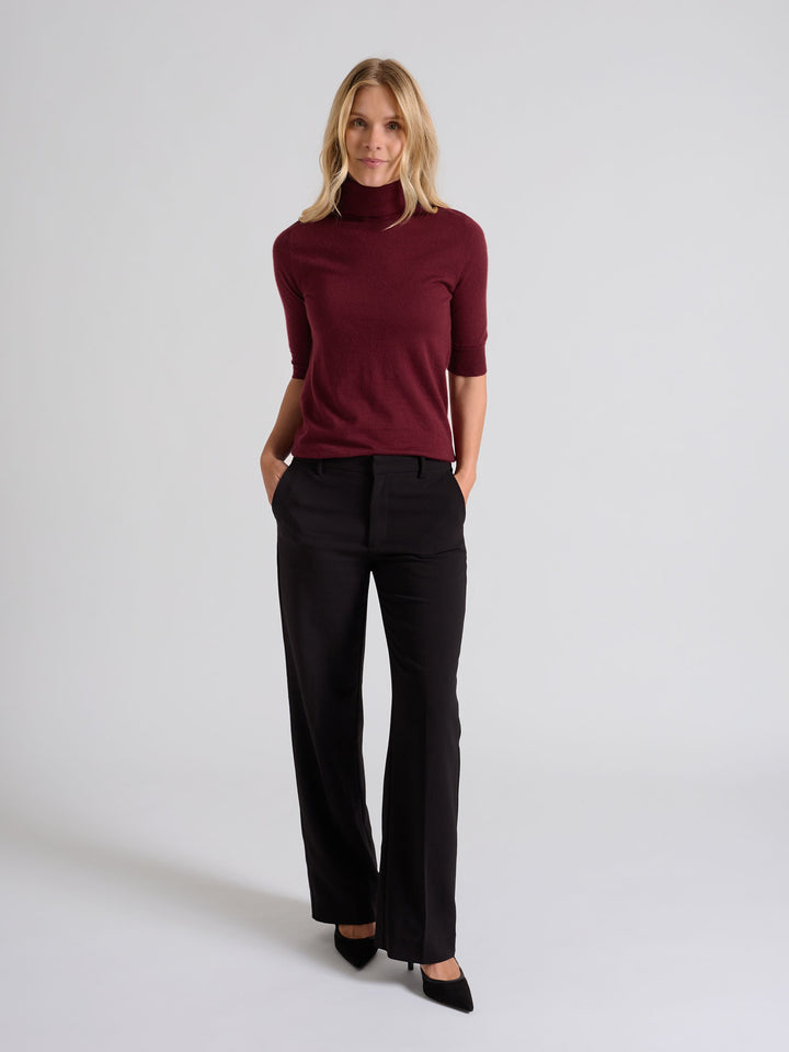 Turtleneck cashmere t-shirt "Agnes" in 100% pure cashmere. Scandinavian design by Kashina. Color: Bordeaux.