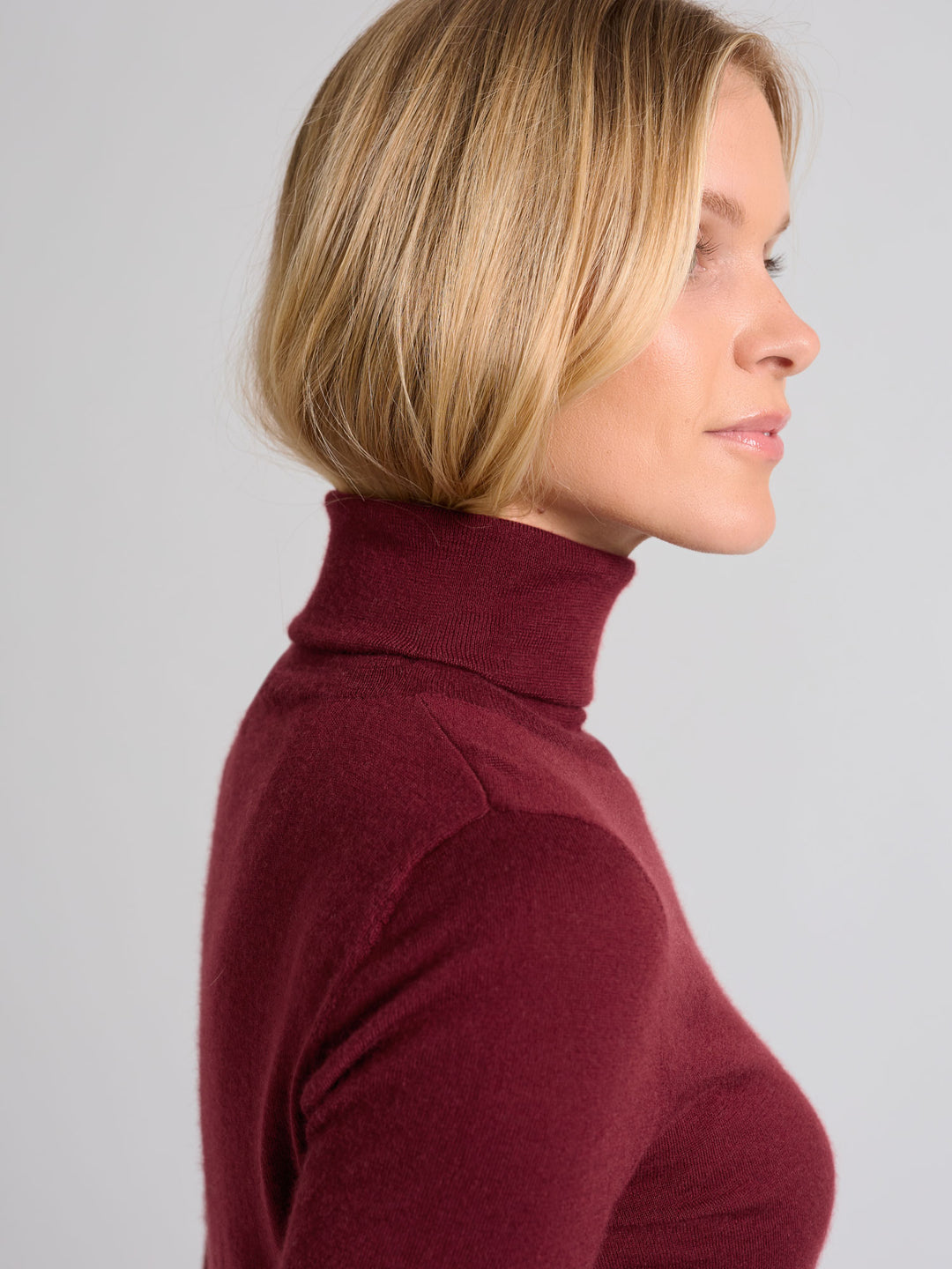 Turtleneck cashmere t-shirt "Agnes" in 100% pure cashmere. Scandinavian design by Kashina. Color: Bordeaux.