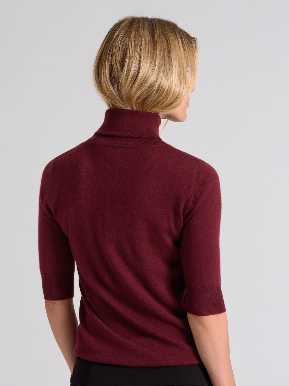 Turtleneck cashmere t-shirt "Agnes" in 100% pure cashmere. Scandinavian design by Kashina. Color: Bordeaux.