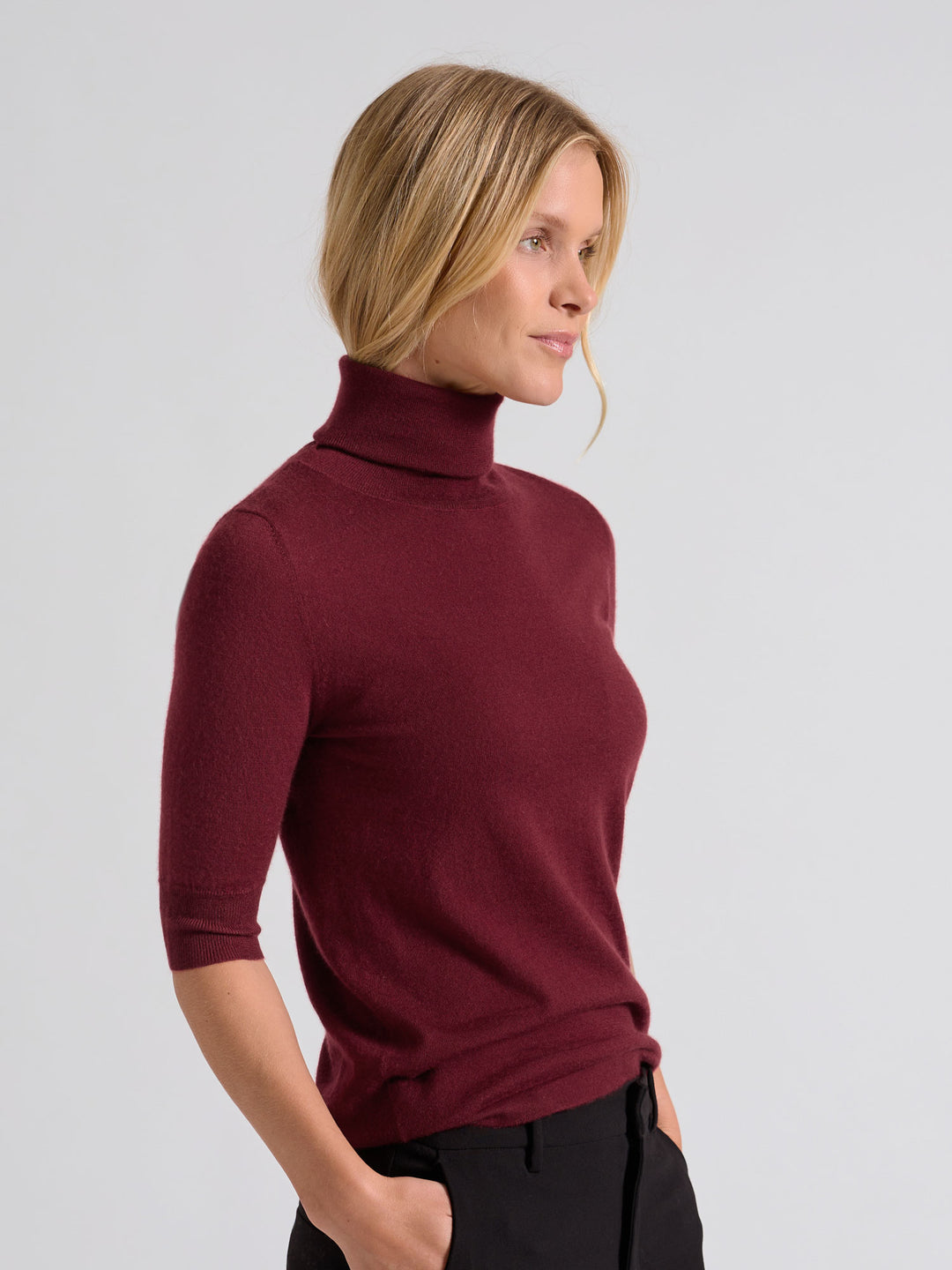Turtleneck cashmere t-shirt "Agnes" in 100% pure cashmere. Scandinavian design by Kashina. Color: Bordeaux.