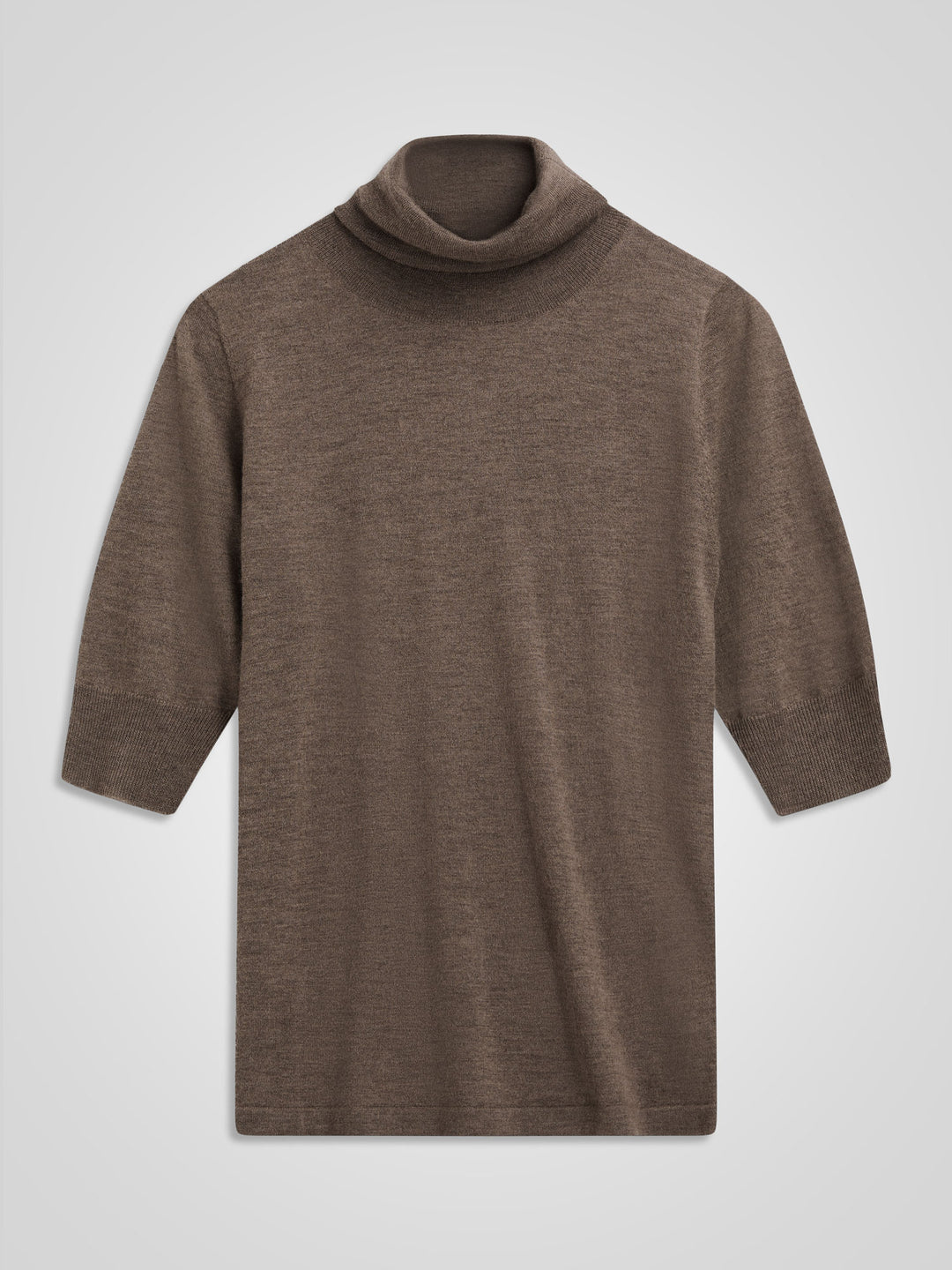 Woman wearing a brown turtleneck sweater against a gray background. Turtleneck cashmere t-shirt "Agnes" in 100% pure cashmere. Scandinavian design by Kashina. Color: Dark Toast.