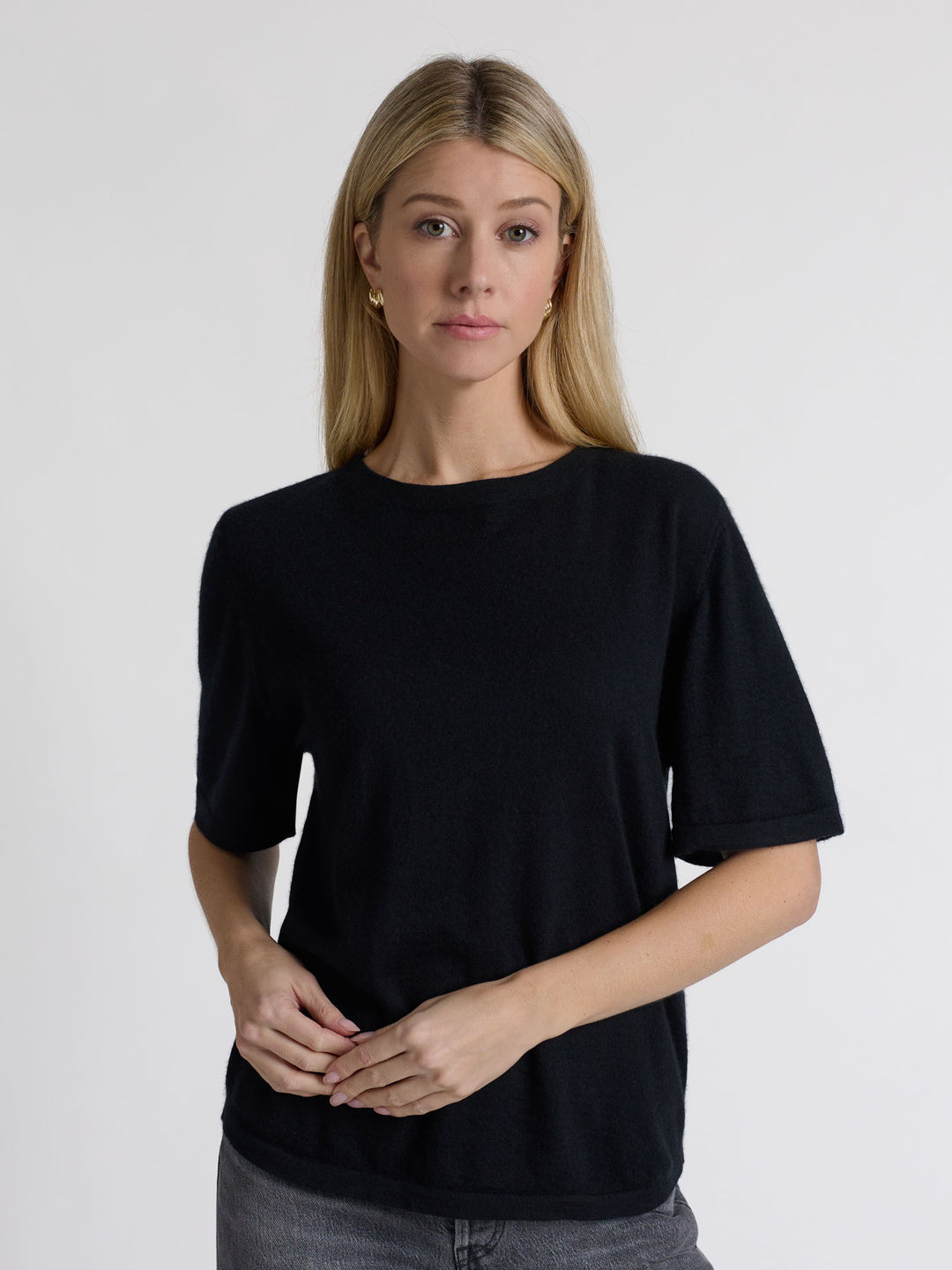Cashmere t-shirt "Airy" in 100% pure cashmere. Color: Black. Scandinavian design by Kashmina.