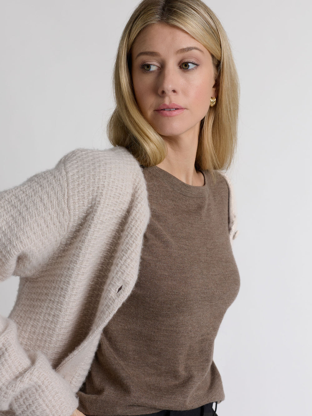 Cashmere t-shirt "Airy" in 100% pure cashmere. Color: Dark Toast. Scandinavian design by Kashmina.