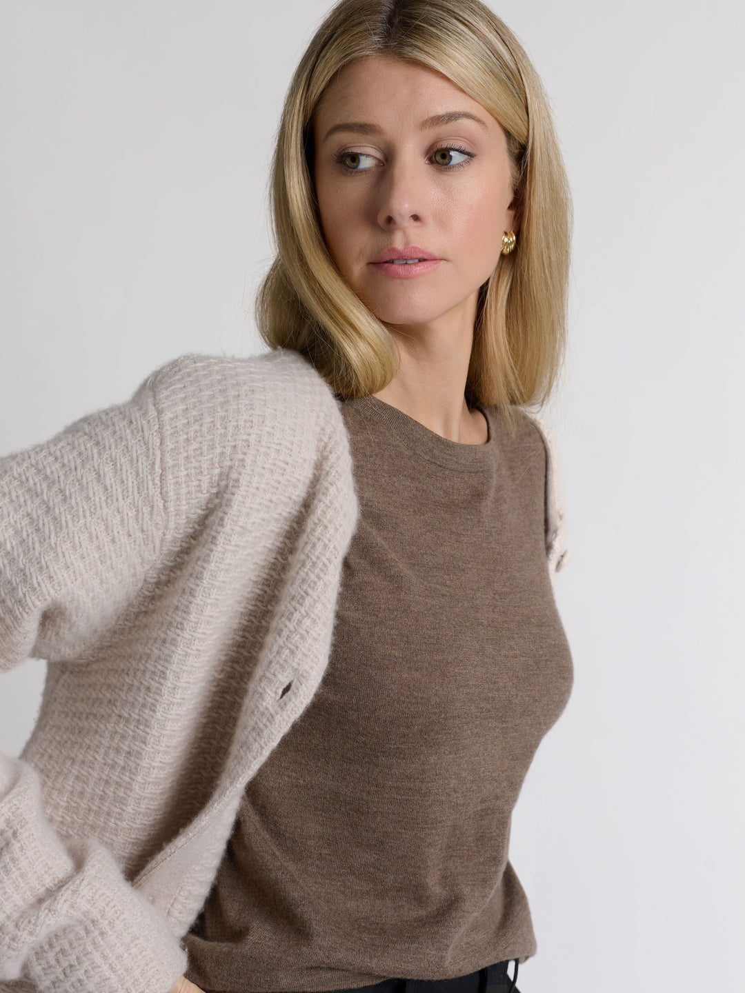 Cashmere t-shirt "Airy" in 100% pure cashmere. Color: Dark Toast. Scandinavian design by Kashmina.