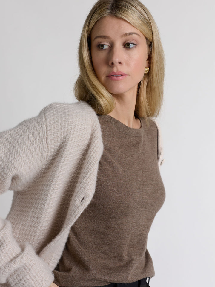 Cashmere t-shirt "Airy" in 100% pure cashmere. Color: Dark Toast. Scandinavian design by Kashmina.