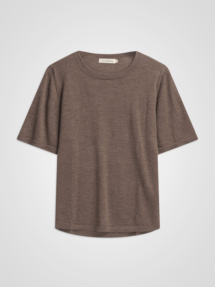Cashmere t-shirt "Airy" in 100% pure cashmere. Color: Dark Toast. Scandinavian design by Kashmina.