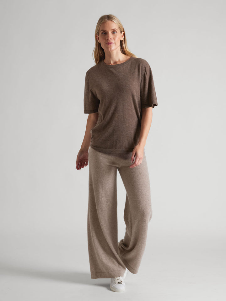 Cashmere t-shirt "Airy" in 100% pure cashmere. Color: Dark Toast. Scandinavian design by Kashmina.