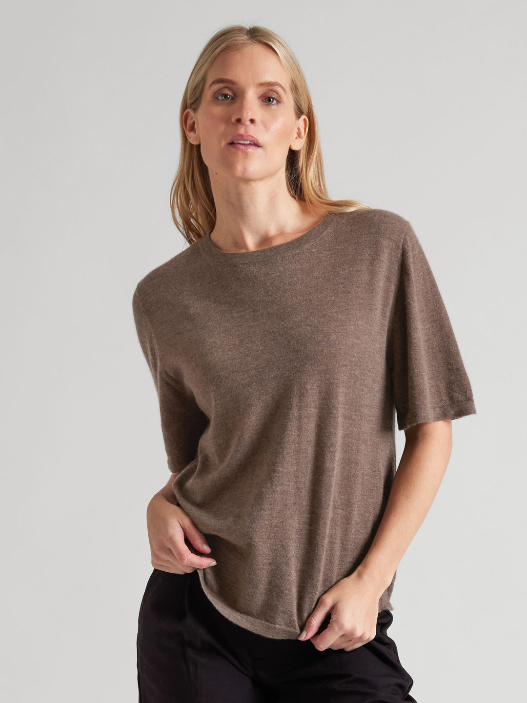 Cashmere t-shirt "Airy" in 100% pure cashmere. Color: Dark Toast. Scandinavian design by Kashmina.