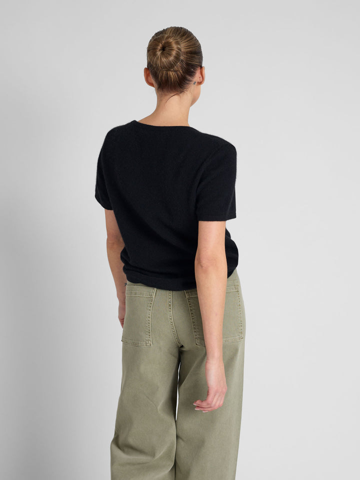 Cashmere t-shirt "fresh" in 100% pure cashmere. Scandinavian design by Kashmina. Color: Black.