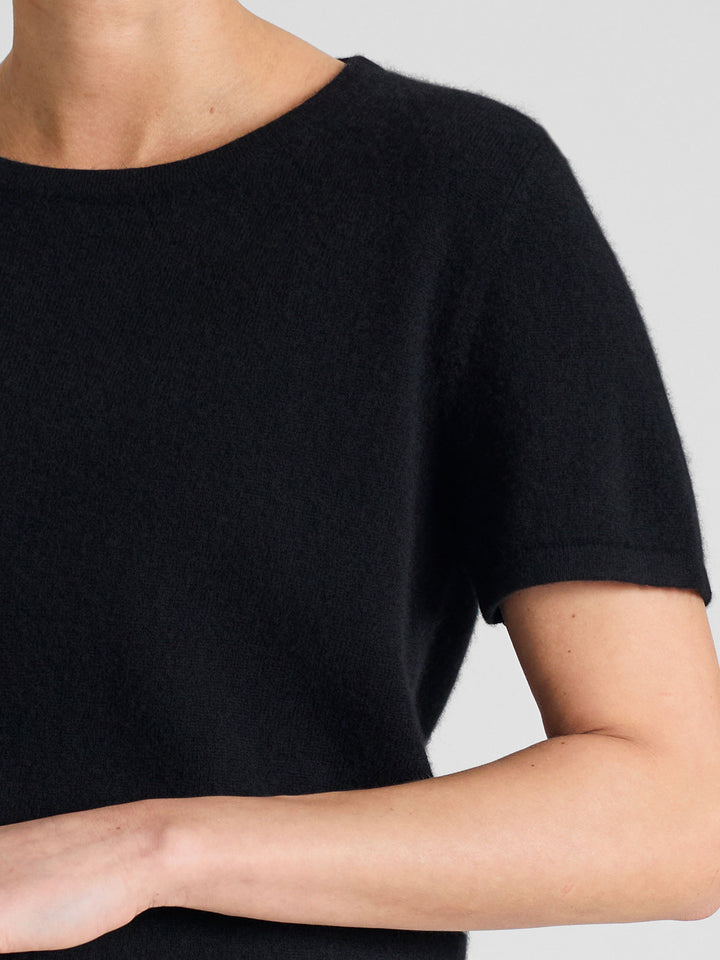 Cashmere t-shirt "fresh" in 100% pure cashmere. Scandinavian design by Kashmina. Color: Black.