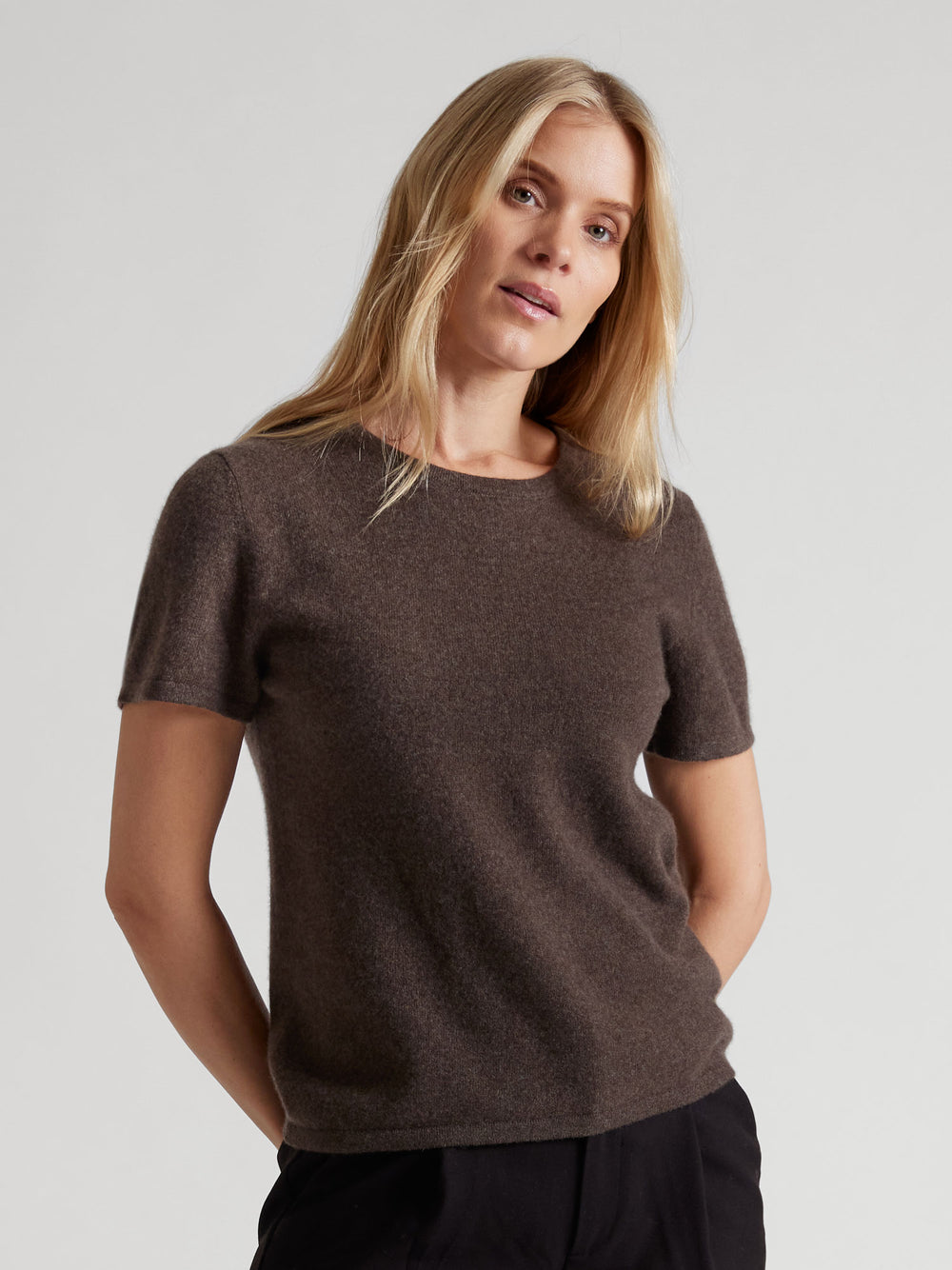 Cashmere t-shirt t-shirt "Fresh", sustainable fashion, luxury, quality. Norwegian design by Kashmina. Color: Dark Brown.