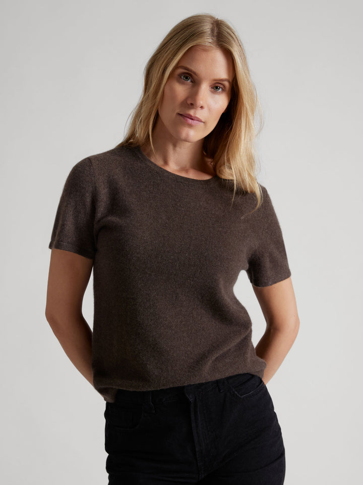 Cashmere t-shirt t-shirt "Fresh", sustainable fashion, luxury, quality. Norwegian design by Kashmina. Color: Dark Brown.