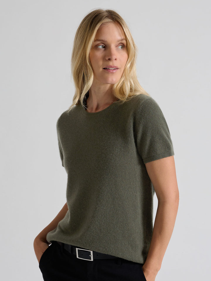 Cashmere T-shirt "Fresh" in 100% pure cashmere. Scandinavian design by Kashmina. Color: Eucalyptus Green.