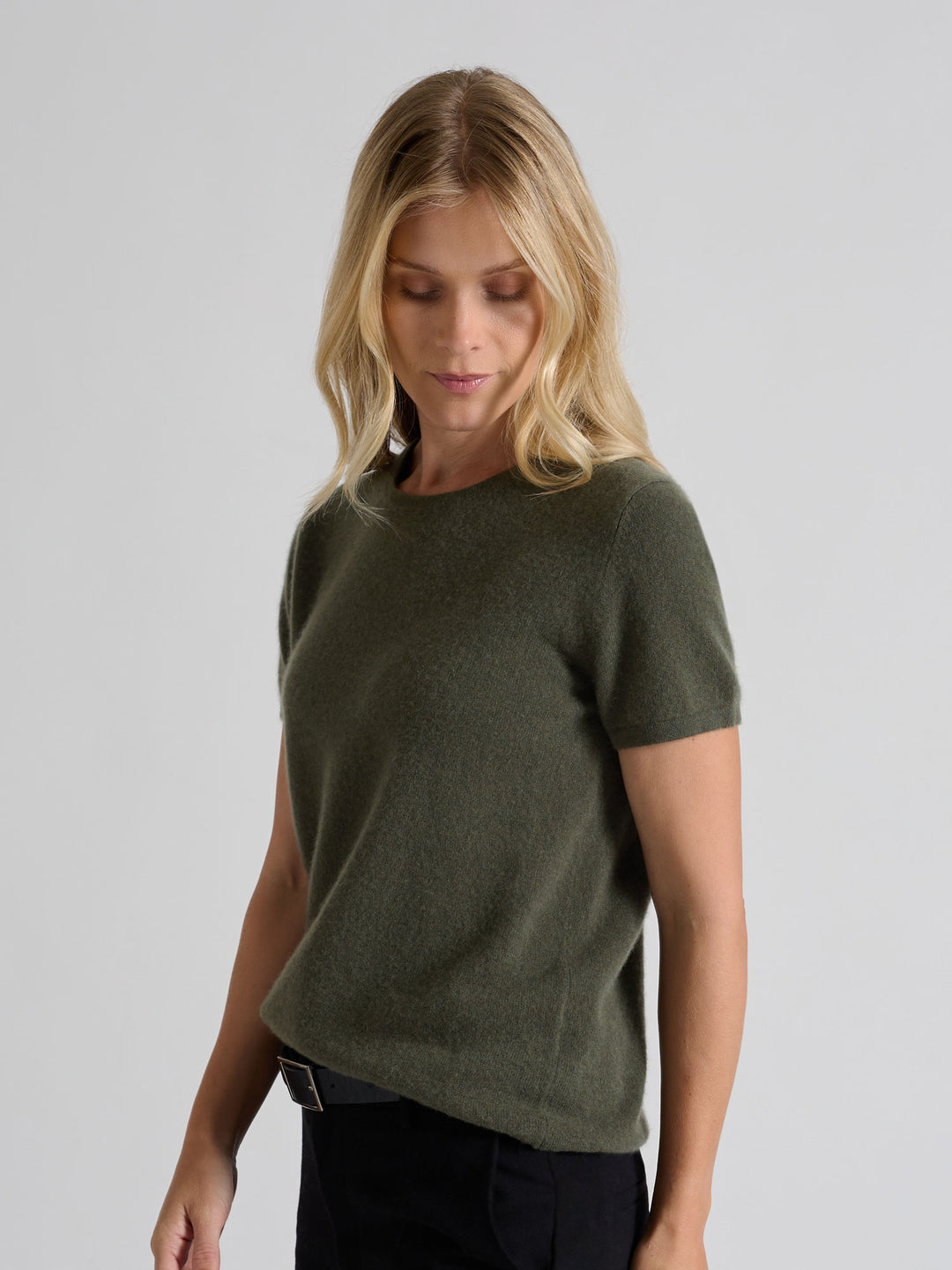 Cashmere T-shirt "Fresh" in 100% pure cashmere. Scandinavian design by Kashmina. Color: Eucalyptus Green.
