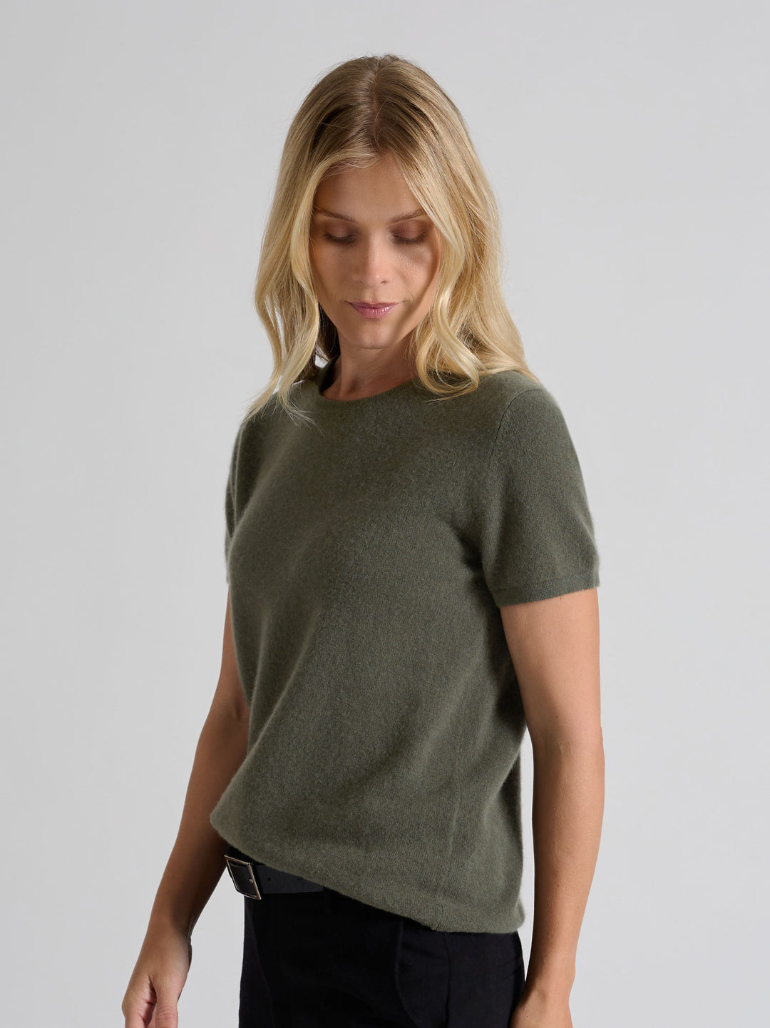 Cashmere T-shirt "Fresh" in 100% pure cashmere. Scandinavian design by Kashmina. Color: Eucalyptus Green.
