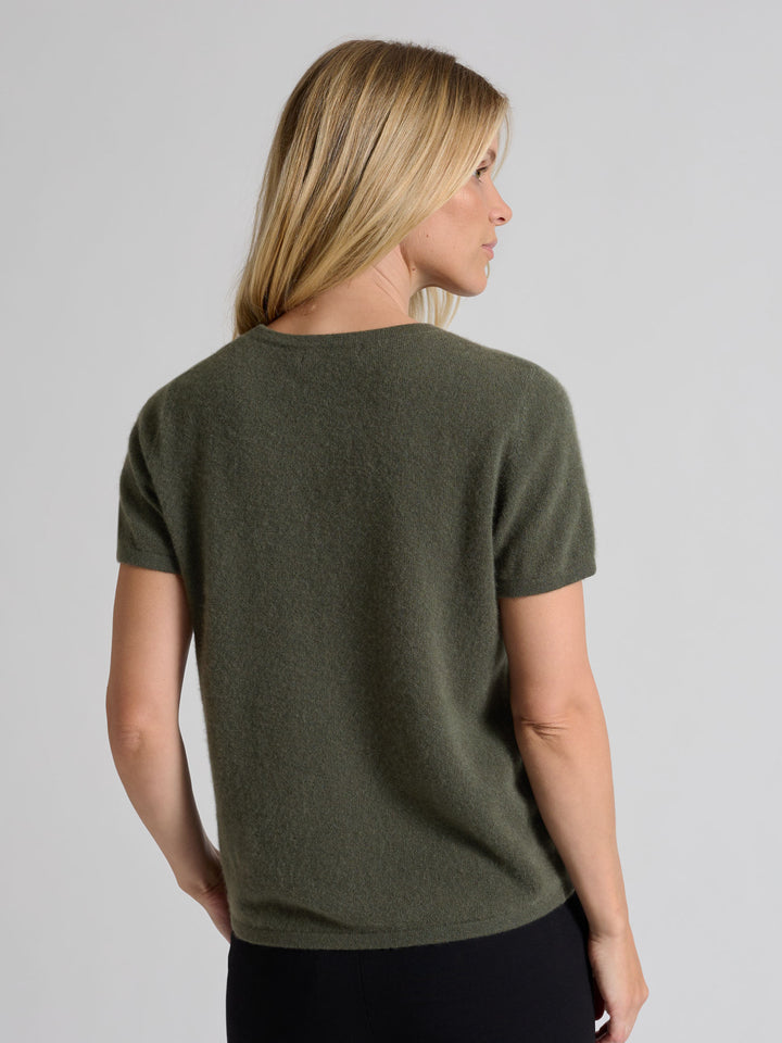 Cashmere T-shirt "Fresh" in 100% pure cashmere. Scandinavian design by Kashmina. Color: Eucalyptus Green.
