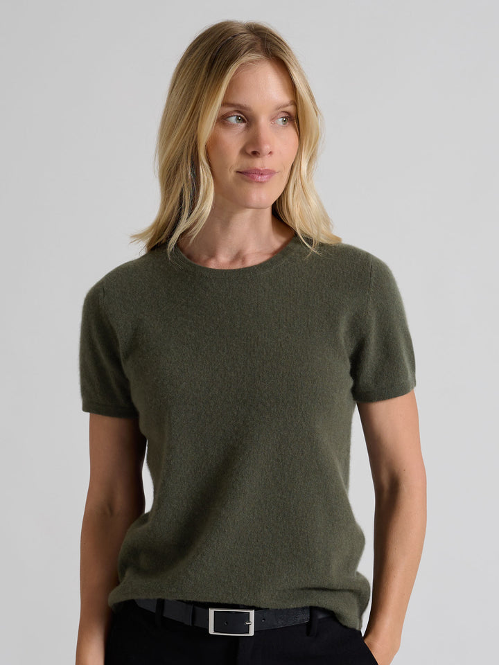 Cashmere T-shirt "Fresh" in 100% pure cashmere. Scandinavian design by Kashmina. Color: Eucalyptus Green.