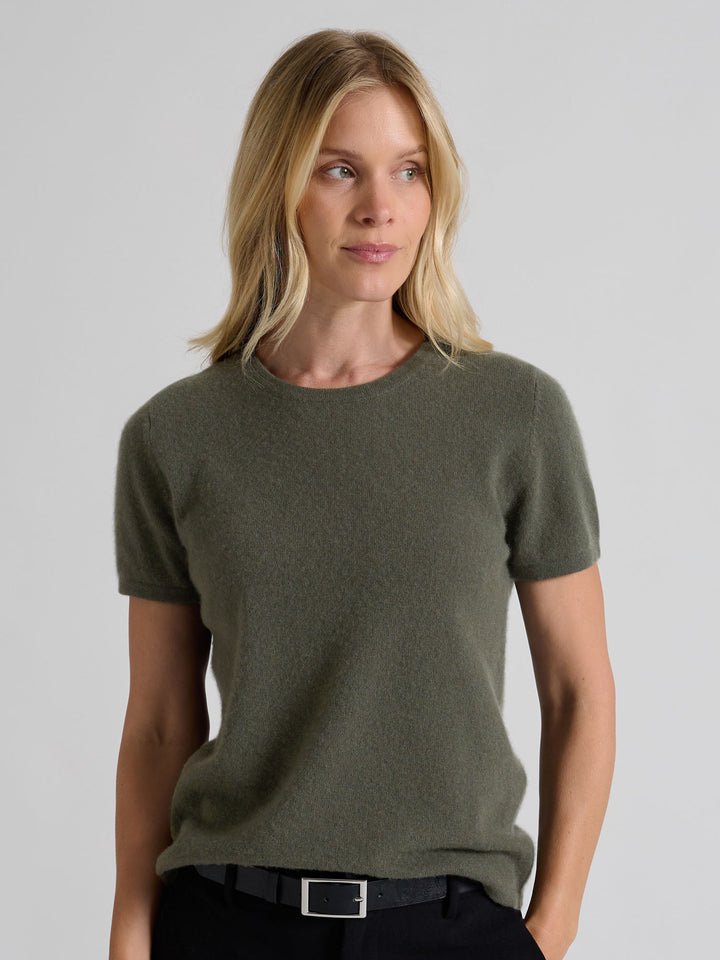 Cashmere T-shirt "Fresh" in 100% pure cashmere. Scandinavian design by Kashmina. Color: Eucalyptus Green.