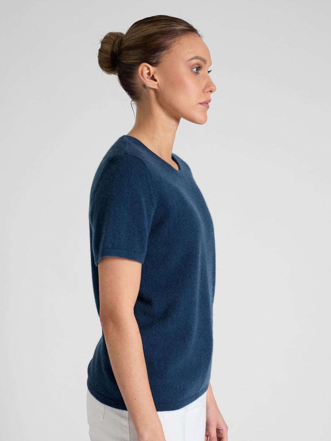 Cashmere t-shirt "fresh" in 100% pure cashmere. Scandinavian design by Kashmina. Color: Mountain Blue.